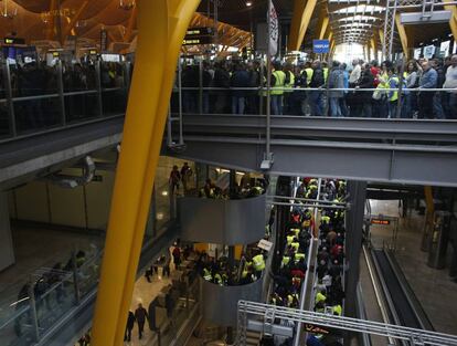 Trabajadores de Iberia ocupan la zona de llegadas de la terminal T4 de Barajas durante la segunda semana de protestas.
