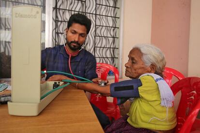 Un doctor examina a una anciana afectada por las inundaciones, en Kerala, el 20 de agosto de 2018. 