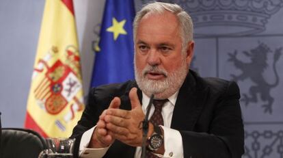 Miguel Arias Cañete tras un Consejo de Ministros.