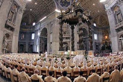 Obispos y cardenales en la misa celebrada por el Papa en la basílica vaticana de San Pedro para inaugurar el sínodo.