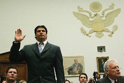 El ex jugador de béisbol José Canseco presta juramento antes de testificar ante la comisión.