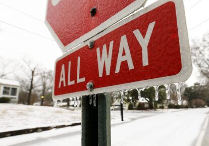 Detalle de una señal de tráfico con carámbanos de hielo en Avondale, Georgia. La tormenta invernal "Pax" azota el sur de la nación, desde Kentucky a Georgia y Carolina del Norte y el Sur, al tiempo que se prevén fuertes nevadas cuando la borrasca avance hacia el noreste del país.