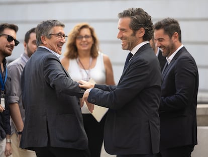 El portavoz del PSOE en el Congreso, Patxi López (izquierda) y el portavoz del PP, Borja Sémper (derecha), a su llegada a la sesión plenaria extraordinaria, en el Congreso de los Diputados, este martes.