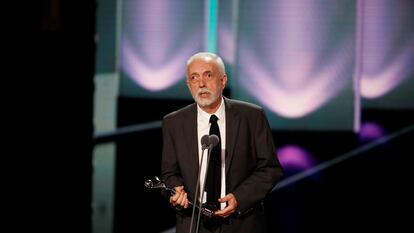 Fernando Trueba recoge el premio a la mejor dirección por 'El olvido que seremos', durante la ceremonia de entrega de los Premios Platino.