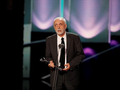 Fernando Trueba recoge el premio a la mejor dirección por 'El olvido que seremos', durante la ceremonia de entrega de los Premios Platino.