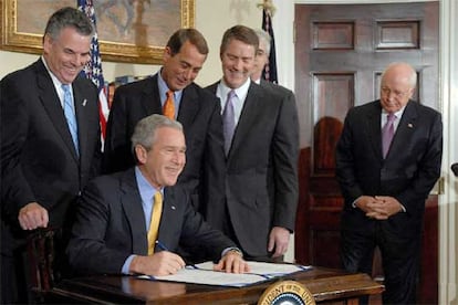 El presidente de Estados Unidos firma la llamada 'ley del muro' en la Casa Blanca, en presencia de los líderes republicanos.