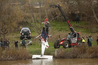 Momento en el que el ultraligero es extraído del río Duero a su paso por Villamarciel (Valladolid), el pasado 21 de diciembre.