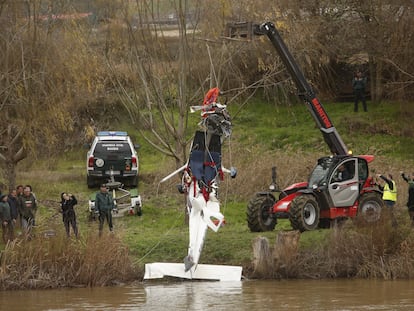 Momento en el que el ultraligero es extraído del río Duero a su paso por Villamarciel (Valladolid), el pasado 21 de diciembre.