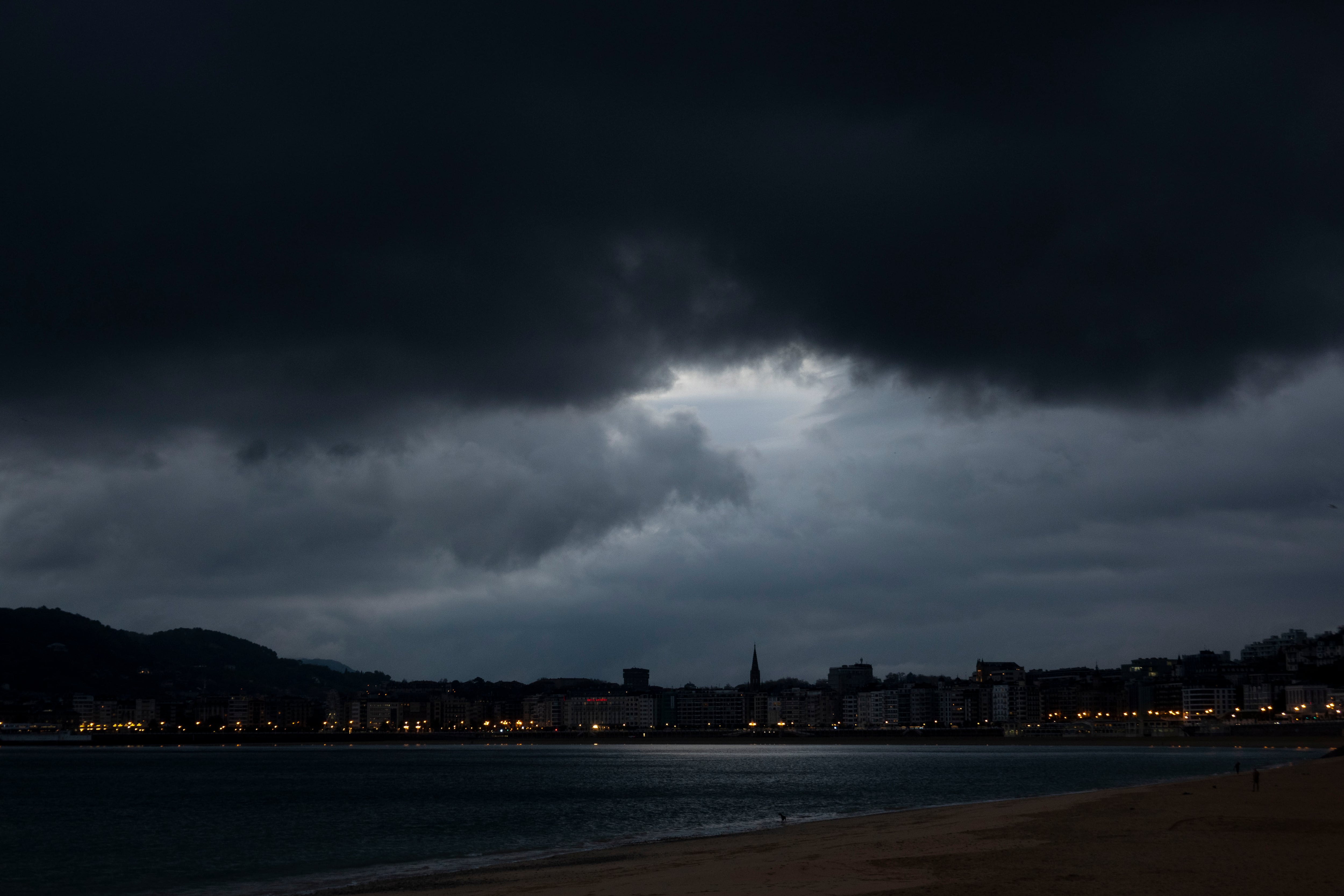 Aviso especial de la Aemet por una nueva dana que dejará lluvias torrenciales en Baleares y el área mediterránea a partir del martes