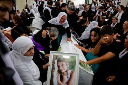 Funeral en Majdal Shams de las víctimas del ataque de Hezbolá contra una aldea drusa de los Altos del Golán, este domingo.