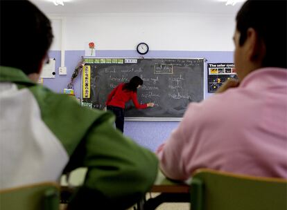 Clase de catalán en la escuela Sant Cosme i Sant Damià de El Prat de Llobregat (Barcelona).