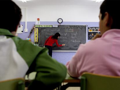 Clase de catalán en la escuela Sant Cosme i Sant Damià de El Prat de Llobregat (Barcelona).