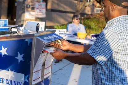  Un ciudadano deposita su papeleta de voto por correo en una urna designada en Filadelfia (Pensilvania).