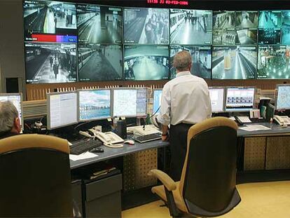 Monitores del centro de control de las cámaras de seguridad del metro de Madrid, que está en la estación de Alto del Arenal, de la línea 6.