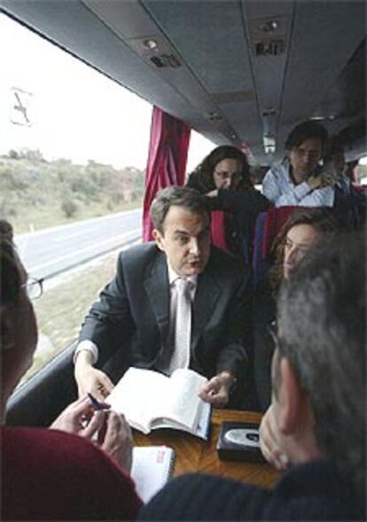 José Luis Rodríguez Zapatero, en el autobús camino de Valladolid.