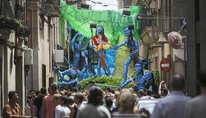 La calle Progr&eacute;s, decorada para la Fiesta Mayor de 2015.