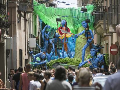 La calle Progr&eacute;s, decorada para la Fiesta Mayor de 2015.