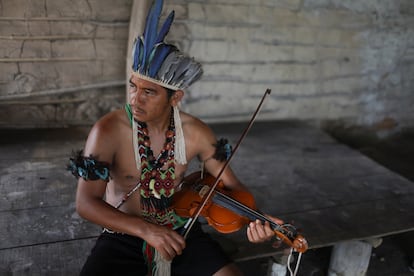 Amarildo Nunes, un indígena del grupo étnico guaraní mbya, toca el violín durante las celebraciones del Día de los Pueblos Indígenas en el pueblo de Mata Verde Bonita.