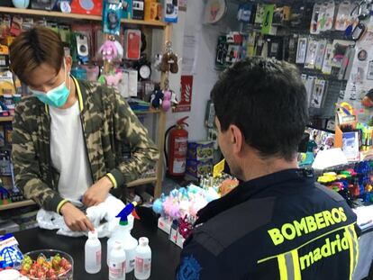 Un bombero compra material de protección en la tienda de la esquina.