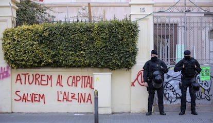 Dos mossos custodian las casas de Gràcia.