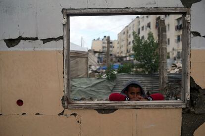 Un niño palestino observa desde la ventana de un edificio que fue destruido durante la guerra de 50 días.