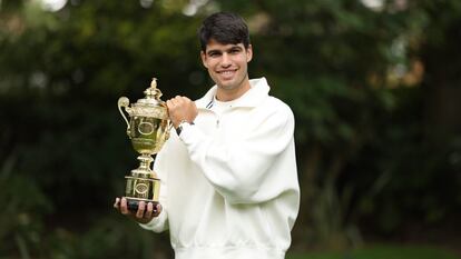 Alcaraz posa con el trofeo de campeón, este lunes en las instalaciones del All England Lawn Tennis and Club.