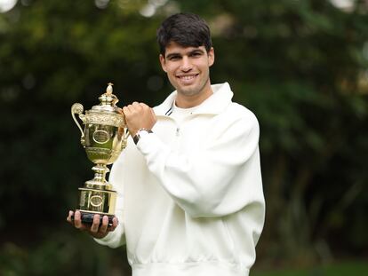 Alcaraz posa con el trofeo de campeón, este lunes en las instalaciones del All England Lawn Tennis and Club.