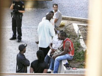 Varios policías identifican a extranjeros en la plaza de Tirso de Molina.