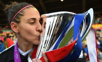 Vero besa trofeo tras ganar la Champions, el jueves en Berlín.