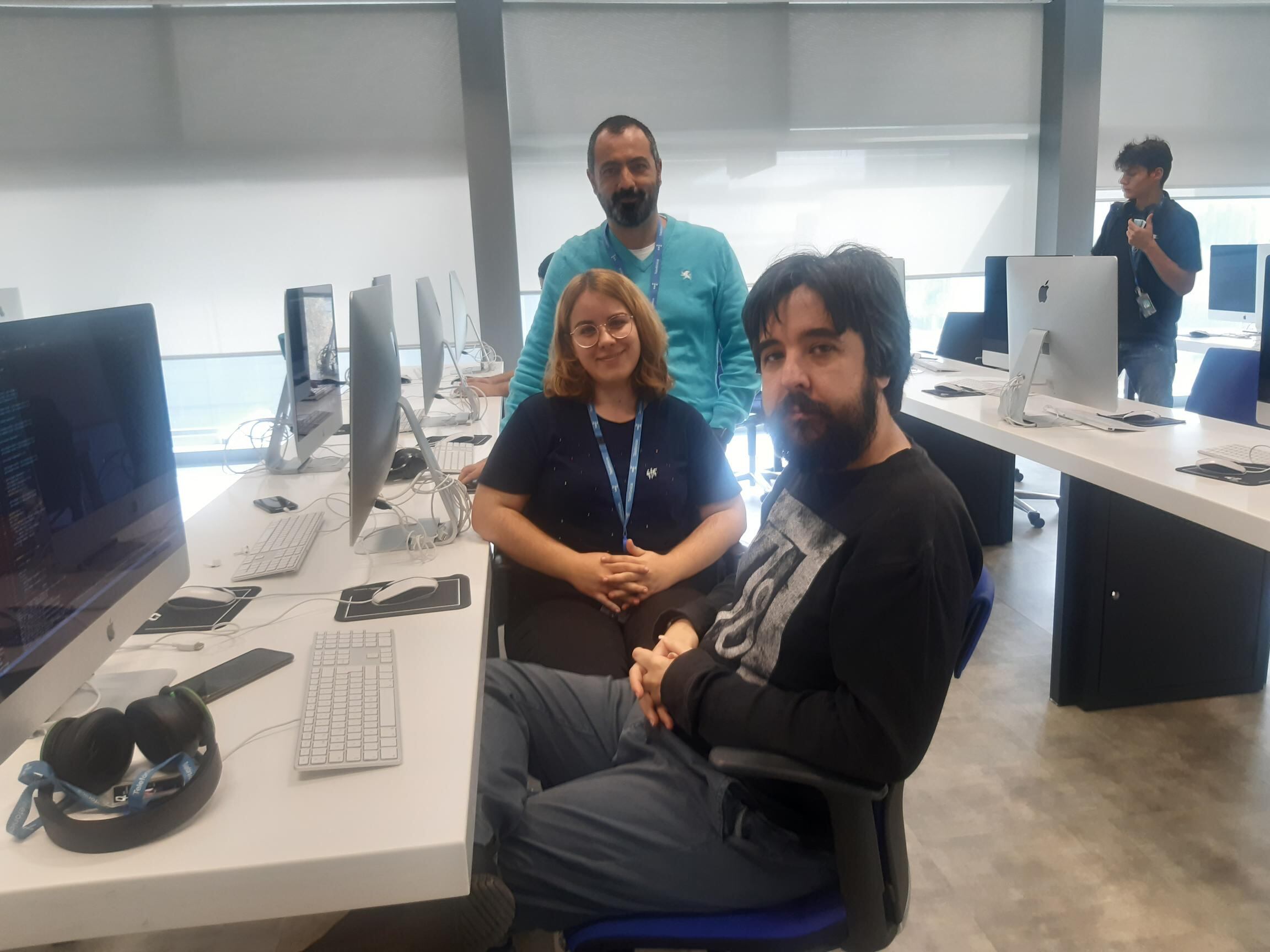 Juan Osuna, sentado junto a Sandra Moreno y Luis Montes, estudiantes de Campus 42.