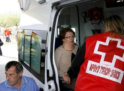 Una de las heridas en el accidente de Torremolinos es atendida durante un traslado hospitalario.