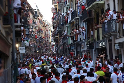 Vista general del encierro este viernes en Pamplona.