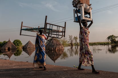 Unas 32.000 personas han huido de la crecida de las aguas en Sudán del Sur y viven ahora en cuatro campamentos improvisados en la ciudad de Bentiu, que ahora alberga al menos a 120.000 personas.