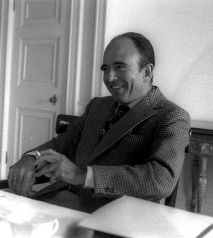 Emilio Botín fumando un cigarrillo en 1985, un año antes de asumir la presidencia del Banco Santander.