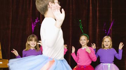 Ni&ntilde;os y ni&ntilde;as con tut&uacute; en un festival escolar.