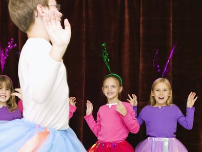 Ni&ntilde;os y ni&ntilde;as con tut&uacute; en un festival escolar.