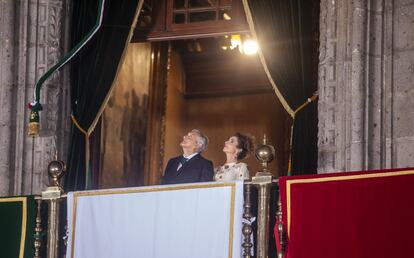 El presidente Andrés Manuel López Obrador y su mujer observaron desde el balcón presidencial el espectáculo de luces y fuegos artificiales.