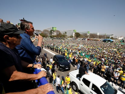 El presidente de Brasil, Jair Bolsonaro, habla a sus seguidores durante la manifestación contra el Tribunal Supremo del país, frente al congreso nacional brasileño en Brasilia