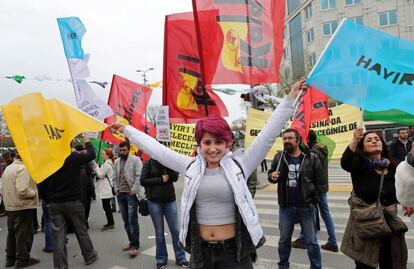 Los kurdos conforman el 19% de los ciudadanos de Turquía, siendo la segunda etnia más importante después de los turcos (70%). En la imagen, partidarios del pro-kurdo Partido Democrático de los Pueblos (HDP) participan en la campaña por el "No" (Hayir) el 9 de abril de 2017 en Ankara.