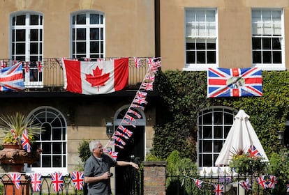 Una fachada decorada con banderas británicas y canadienses para celebrar el enlace real en Windsor. 