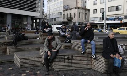 Un grupo de personas descansa en la plaza de Monastiraki, situada en el centro de Atenas, en una imagen del pasado 3 de enero