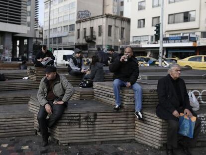 Un grupo de personas descansa en la plaza de Monastiraki, situada en el centro de Atenas, en una imagen del pasado 3 de enero