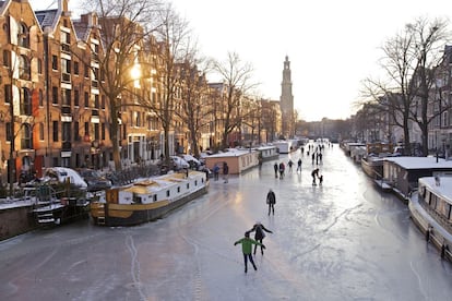 Patinadores sobre el helado canal Prinsengracht, en el barrio Jordaan, Ámsterdam.