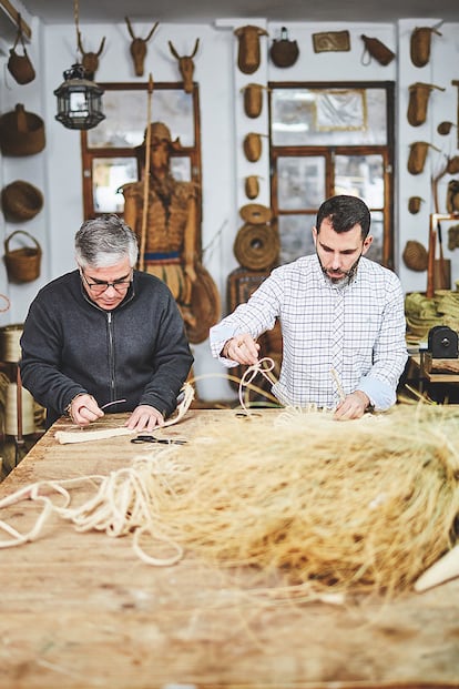 Jesús y Pedro, artesanos del esparto de Úbeda (Jaén), trabajan una técnica de tejido de alfombras exclusiva de su taller que Leandro lleva a los vestidos. Han colaborado en la colección Corrida y también en las series comerciales de Perdón y Amén.