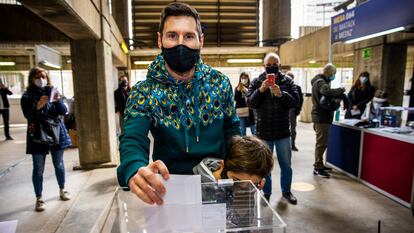 Messi, junto a su hijo Thiago, en la sede de las elecciones del Barcelona en el Camp Nou.