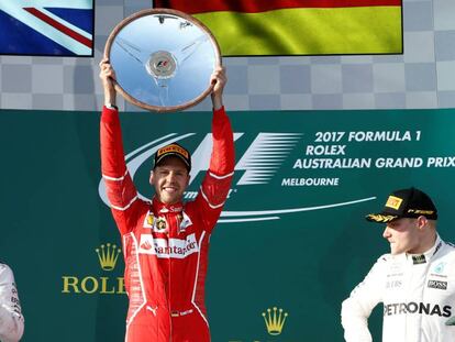 Sebastian Vettel (ao centro) comemora sua vitória no pódio, ao lado de Lewis Hamilton (à esq.), segundo colocado, e Valtteri Bottas, o terceiro.