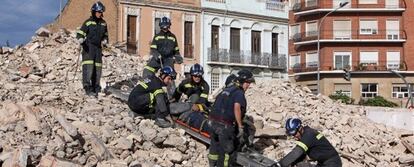 Los bomberos rescatan a un herido en el simulacro de derrumbamiento de dos edificios realizado hoy en Valencia.