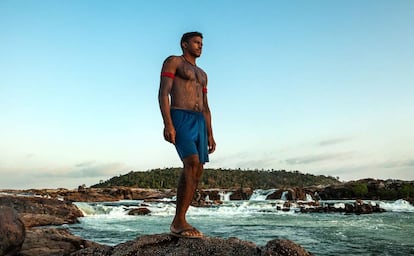 Giliard Juruna, cacique da aldeia Mïratu, é uma das principais lideranças na luta contra a morte da Volta Grande do Xingu, onde vive o seu povo. Na foto, feita em 2015, ele está na cachoeira sagrada do Jericoá.
 