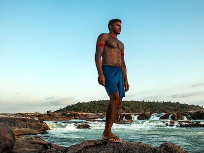 Giliard Juruna, cacique da aldeia Mïratu, é uma das principais lideranças na luta contra a morte da Volta Grande do Xingu, onde vive o seu povo. Na foto, feita em 2015, ele está na cachoeira sagrada do Jericoá.
 