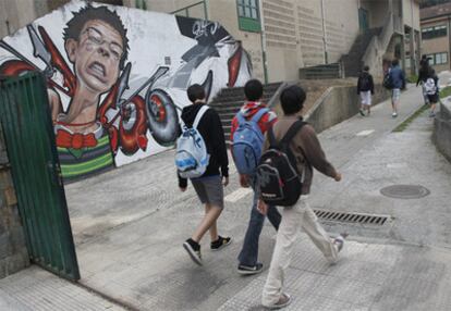 Un grupo de alumnos, a su entrada esta mañana al IES Arzobispo Xelmírez I de Santiago de Compostela